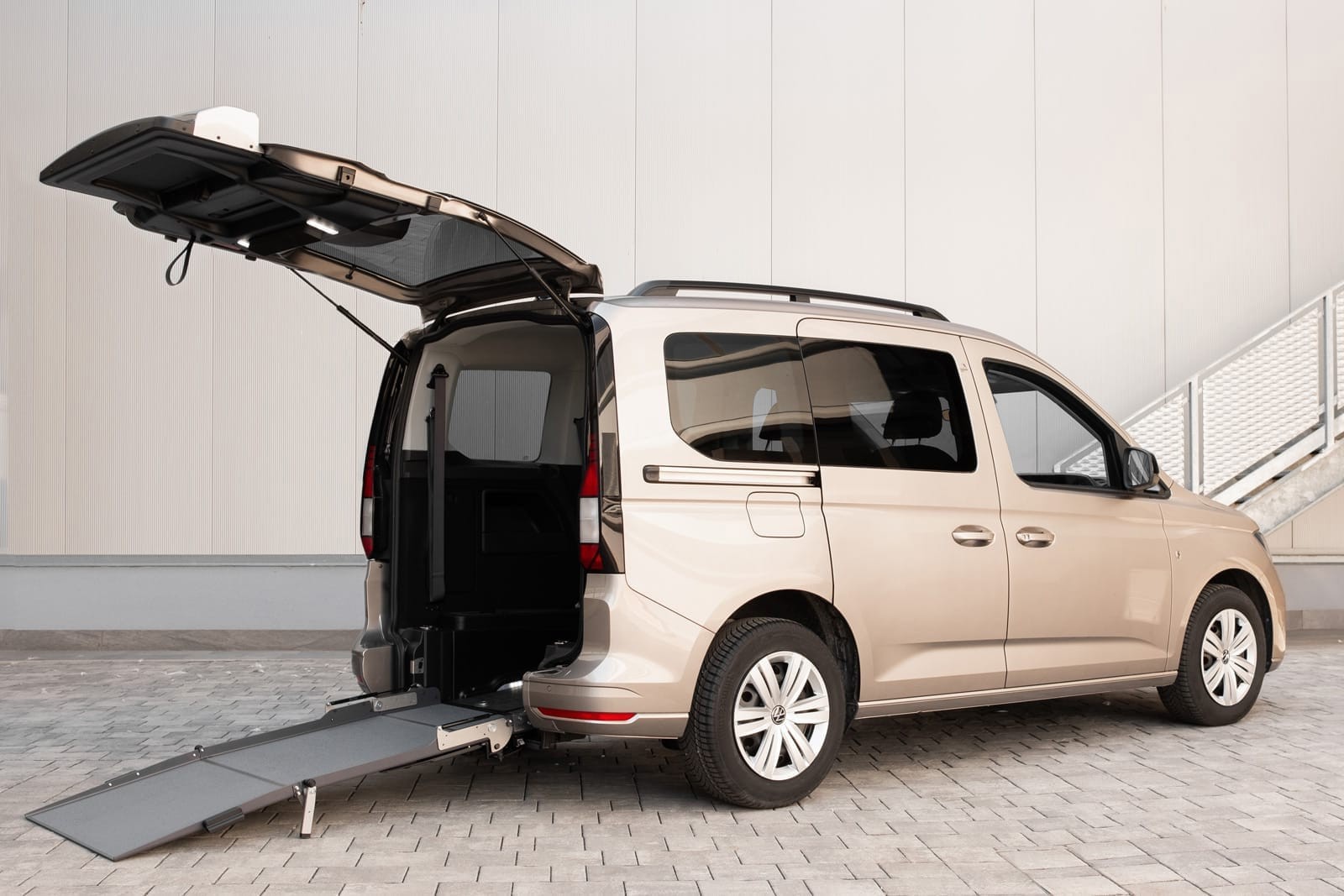 Volkswagen Caddy allestito da Focaccia Group con portellone e rampa posteriore aperti