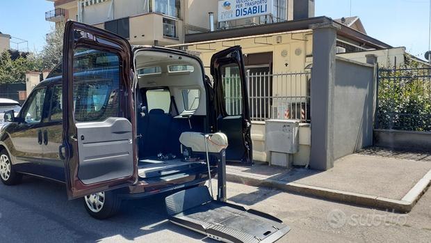 Fiat Doblò in vendita nello shop Mobilità Etica con sollevatore posteriore Fiorella aperto